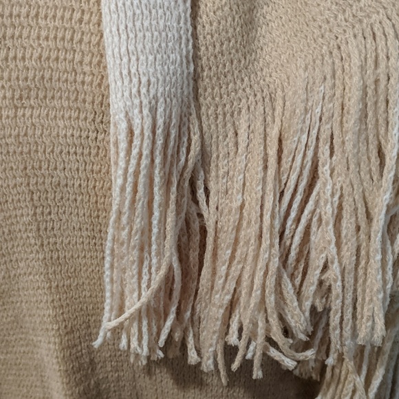 Shawl Wrap Two Color Reversible - Picture 5 of 6